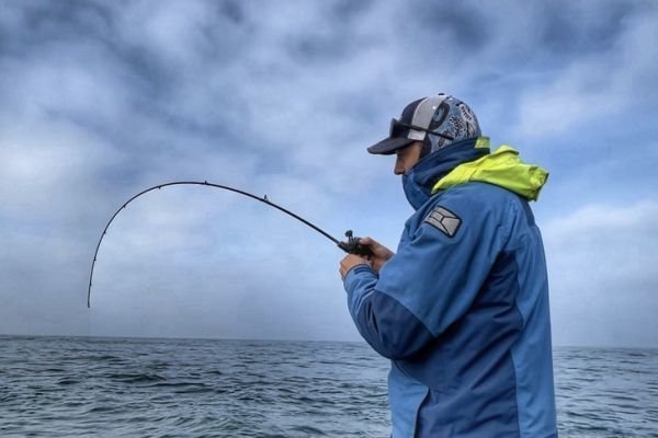 Pêcheur utilisant un moulinet de pêche