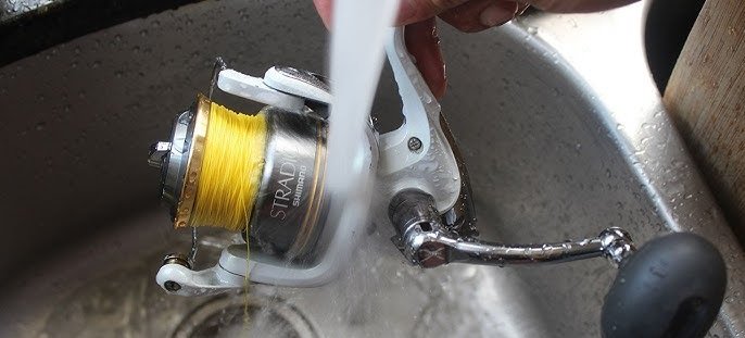 Rinçage moulinet de pêche à l'eau douce