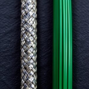 Macro photographie comparant une tresse de pêche 8 brins texturée et une tresse 12 brins parfaitement ronde