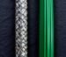 Macro photographie comparant une tresse de pêche 8 brins texturée et une tresse 12 brins parfaitement ronde