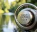 Gros plan sur un moulinet de pêche affichant l'inscription Gear Ratio 5.0:1 sur son bâti en métal